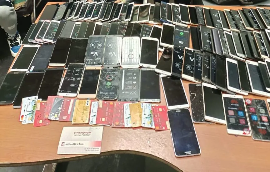 الجمارك تحسم قضية  الهواتف المحمولة.. شرط وحيد للإعفاء الكامل من الرسوم